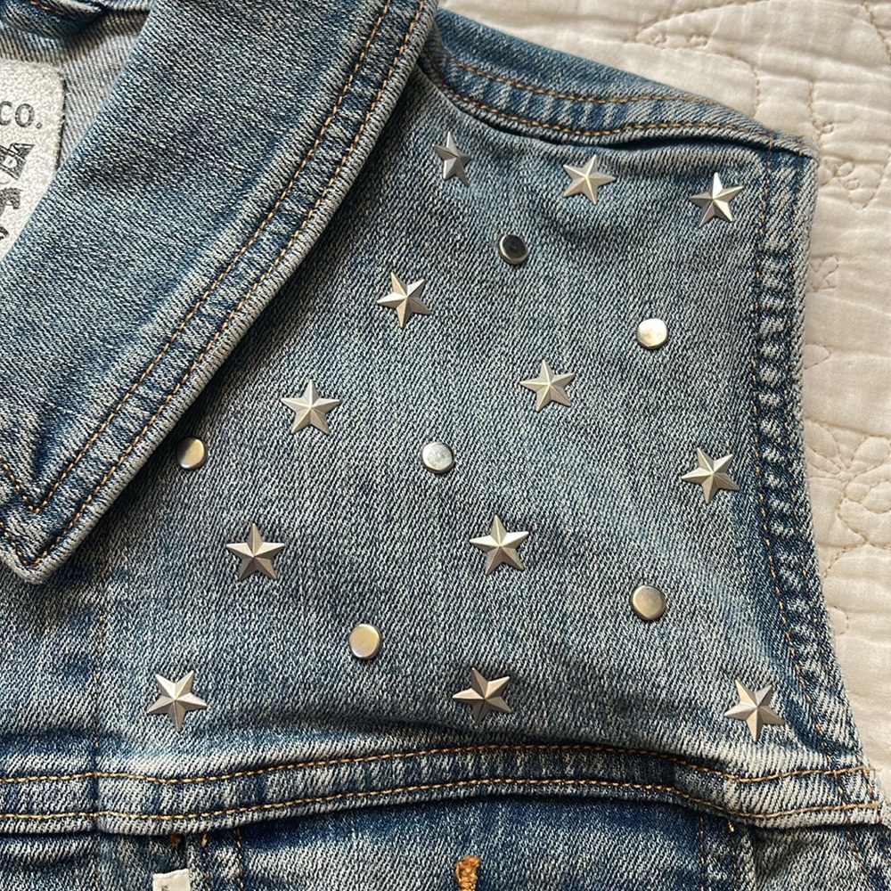 Levi’s Women’s Star Studded Denim Vest Size Medium - Picture 4 of 5